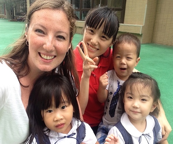 kindergarten-liv-with-students-outside